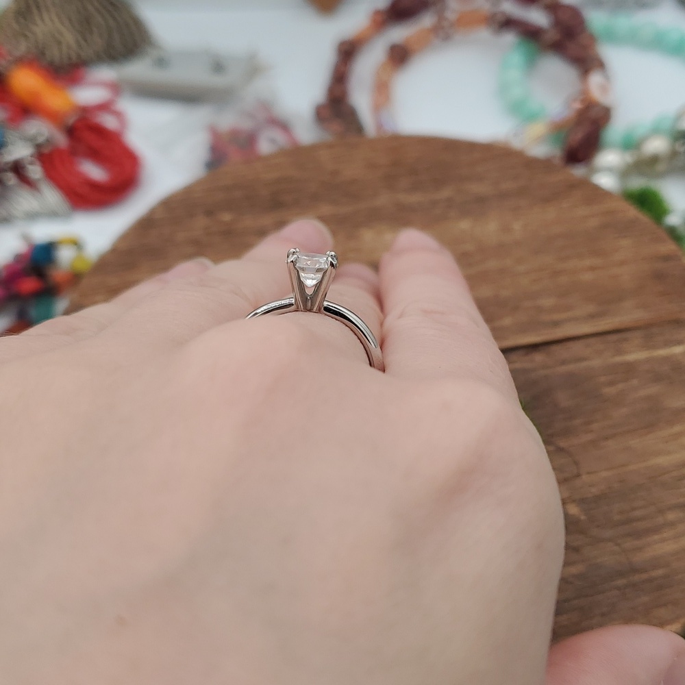 Elegant Ring with Clear Gemstone Size 7 R802 - Picture 4 of 4